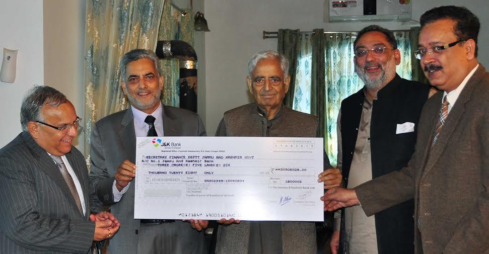 JKB Chairman presents Rs. 54.13 cr dividend cheques to CM
